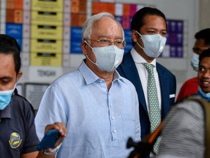 El ex primer ministro malasio Najib Razak, durante una conferencia de prensa tras quedar en libertad bajo fianza