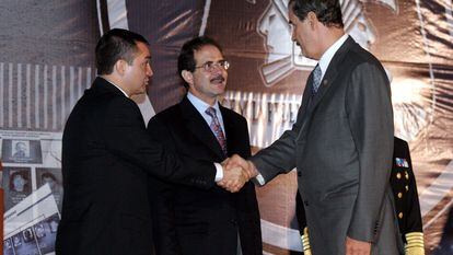 El entonces presidente de México, Vicente Fox, estrecha la mano de Genaro García Luna, el 23 de noviembre de 2004.