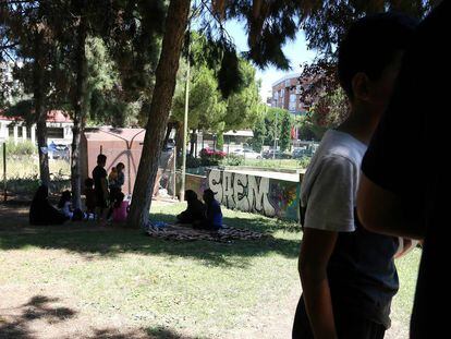 Una familia, mujeres y niños, de refugiados sirios acampan en un parque cercano a la mezquita de la M-30 en Madrid. 