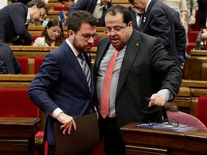 El 'president', Pere Aragonès (izqda.), conversa con el consejero de Interior, Joan Ignasi Elena, en el pleno del Parlament