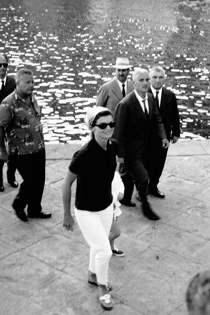 Jacqueline Kennedy solía utilizarlos para veranear por las costas del Mediterráneo cuando ya era Jackie Onassis. Los llevaba combinados con pantalones capri o con atractivos vestidos de estampados psicodélicos.