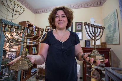 Beatriz Chevalier, responsable del Centro de la Memoria Sefardí, muestra algunas piezas.