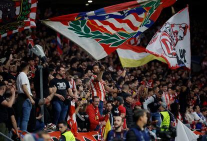 Un aficionado del Atlético de Madrid onde una bandera antes del inicio del encuentro en el estadio Metropolitano.