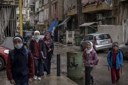 Amani (segunda por la izquierda, con un cuaderno en la mano)
volvía a casa tras ir a clase en el colegio Hallak, en Beirut.