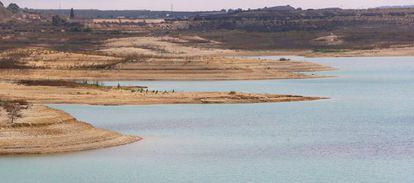 El pantano de La Pedrera, en Alicante, perteneciente a la Confederación  Hidrográfica del Segura, a finales de octubre.