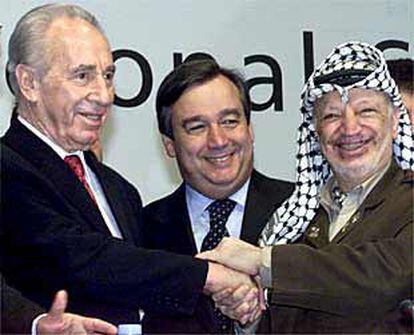 Peres, Guterres y Arafat, durante la cumbre de la Internacional Socialista en Lisboa.