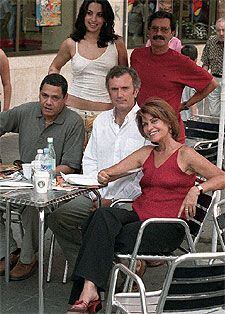 Sentados, de izquierda a derecha, Bárbaro Marín, Antonio Valero y Mirtha Ibarra. Detrás, de pie,   Laura Ramos y Juan Carlos Tabío.