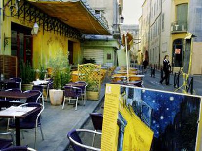 El café La Nuit o Café Van Gogh, en Arlés, que pintó el artista holandés (con una reproducción de su famoso cuadro).