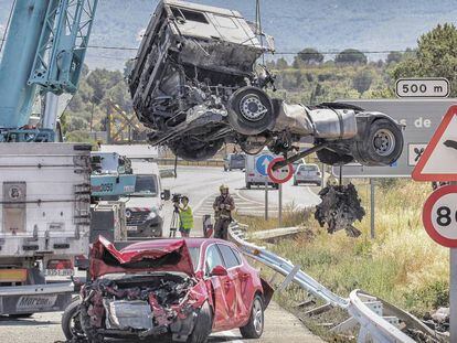 La grua retira el camió accidentat.