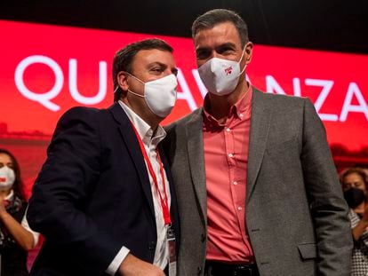 El nuevo líder de los socialistas gallegos, Valentín González Formoso, este miércoles en Santiago de Compostela con Pedro Sánchez.