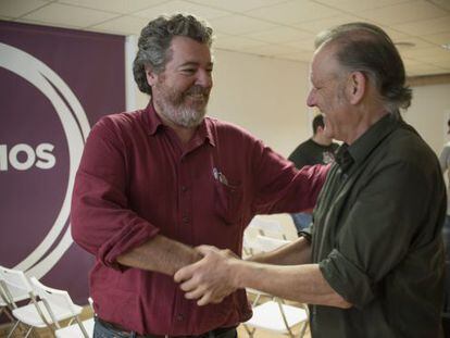 Juan López de Uralde, líder de Equo, saluda a Roberto Uriarte, secretario general de Podemos Euskadi.