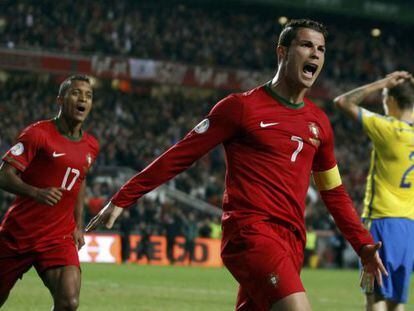 Cristiano Ronaldo celebra el gol ante Suecia. 