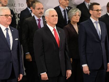 Mike Pence, en el centro, junto con el primer ministro polaco y el responsable de Asuntos Exteriores, este jueves. 