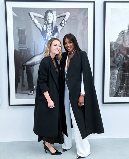 Marta Ortega junto a Naomi Campbell durante la fiesta de inauguración de la exposición.