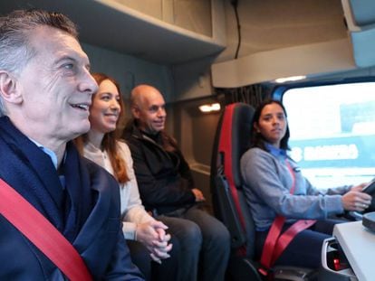 El presidente Mauricio Macri llega a bordo de un camión a la inauguración del Paseo del Bajo.
