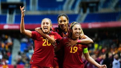Jugadoras de la selección española celebran un gol frente a Suecia en la Nations League.