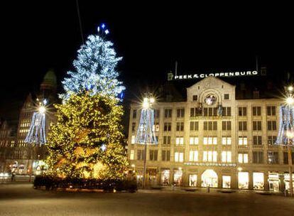 Árbol de Navidad en la popular Plaza Dam de Ámsterdam