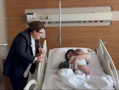 Yasemin Begdas abrazaba a su hija Vetin el 31 de marzo en un hospital de Adana. El bebé, apodado Gizem, fue rescatado entre los escombros de un edificio tras el terremoto de Turquía.