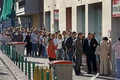 Una cola de parados ante de la Consejería de Empleo y Mujer de la Comunidad de Madrid, en la capital madrileña.