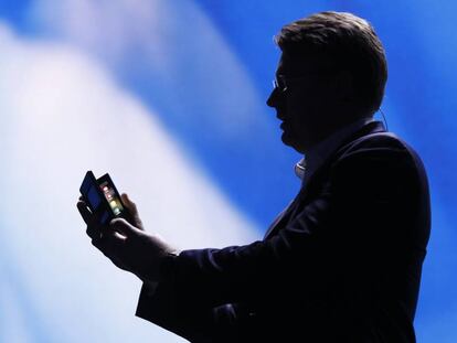 Justin Denison, vicepresidente de Marketing de M&oacute;viels de Samsung Electronics, muestra la nueva tecnolog&iacute;a para tel&eacute;fonos plegables en San Francisco. 
