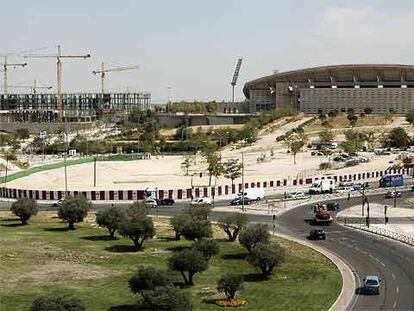 Vista de parte del futuro parque de la Dehesa Olímpica junto al estadio de La Peineta y las obras de las piscinas olímpicas.