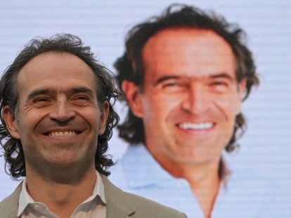 Federico Gutiérrez, candidato a la presidencia de Colombia, posa delante de su imagen reflejada en una pantalla.