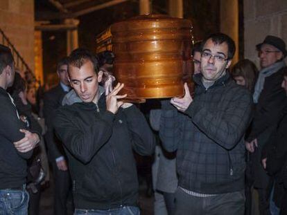 Traslado del féretro con los restos del ciclista Iñaki Lejarreta, durante el funeral en Berriz.