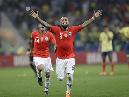 Arturo Vidal celebra tras derrotar a Colombia.
