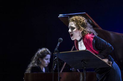 Clara Sanchís durante un ensayo y Miriam Gómez-Morán, al piano.