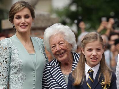 La reina Letizia con su abuela, Menchu Álvarez del Valle, en la comunión de la infanta Sofía, en mayo de 2017 en Madrid.