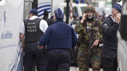 La polic&iacute;a y el Ej&eacute;rcito belga en centro comercial en el que ayer hubo una amenaza de bomba en Bruselas. 