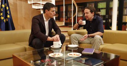 Pedro Sánchez y Pablo Iglesias antes de la reunión.