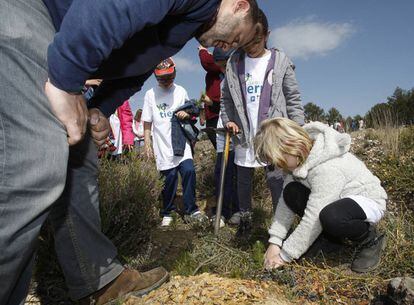 Niños participan en una jornada de sensibilización ambiental.