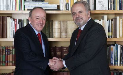 El presidente de honor del grupo PRISA, Ignacio Polanco, a la derecha, saluda al empresario mexicano Roberto Alcántara.