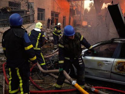Algunos bomberos trabajan en el lugar de un ataque con misiles en Kiev este miércoles.
