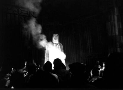 Un Papá Noel arde ante la catedral de Dijon (Francia) el 23 de diciembre de 1951.