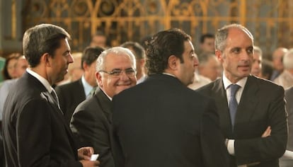 Cotino y Camps, de cara y de izquierda a derecha, en 2009, cuando se aprobó la ley.