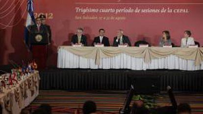 El presidente de El Salvador, Mauricio Funes (i), habla durante la inauguración de la reunión bienal de sesiones de la Comisión Económica para América Latina y el Caribe (CEPAL), en San Salvador (El Salvador).