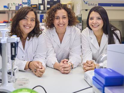 Las investigadoras del VHIO y autoras del estudio sobre la biopsia líquida en leche materna, Ana Vivancos, Cristina Saura y Carolina Ortiz (de izquierda a derecha).