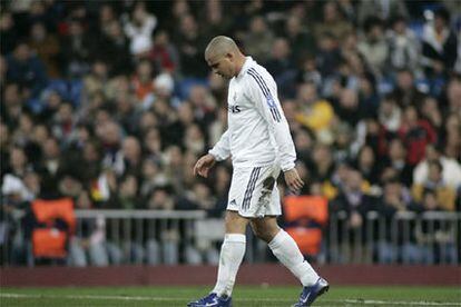 Ronaldo abandona cabizbajo el Berbabéu en el partido de ida frente al Arsenal.