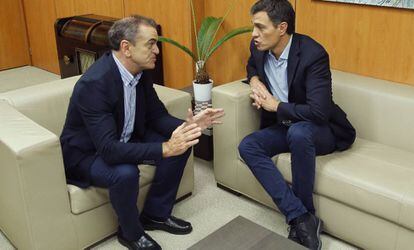 Pedro S&aacute;nchez (d) con el nuevo secretario general del PSOE-M, Jos&eacute; Manuel Franco, este mi&eacute;rcoles en Ferraz. 
