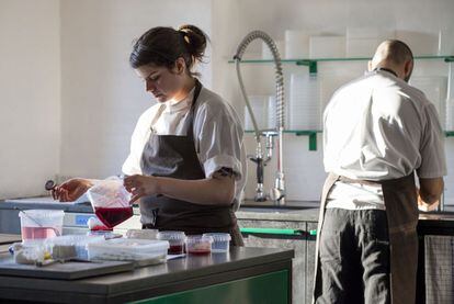 Dos cocineros del equipo de René Redzepi en la cocina-laboratorio del restaurante Noma.