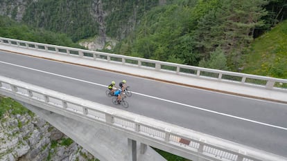 LAS 10 REGIONES QUE NO TE PUEDES PERDER EL PRÓXIMO AÑO: En 2024 se inaugurará la Transdinárica, la primera ruta ciclista que conectará los Balcanes occidentales en un itinerario de 80 etapas. Será mucho más que un camino para recorrer esta zona del sureste de Europa: todo un desafío y una lección de naturaleza y de historia. En total, 3364 km que conectan Eslovenia, Croacia, Bosnia y Herzegovina, Macedonia del Norte, Kosovo y Serbia. Hay montañas, un mar, el Adriático, infinidad de lagos y ríos, y todo se puede hacer en etapas diarias de una media de 50 km, de dificultad media. En el trazado de la ruta se ha priorizado el descubrimiento sostenible de enclaves que son Patrimonio Mundial, parques nacionales y pueblos repletos de cultura tradicional.
La Transdinarica empieza en Kobarid, Eslovenia, en los Alpes Julianos en la linde suroeste del Parque Nacional Triglav, va hacia el sur por las Cuevas de Skocjan y entra en Croacia y en la ciudad adriática de Rijeka. Pasa por un corredor de seis parques nacionales croatas, incluido el de los Lagos de Plitvice, lleno de cascadas, y el paraíso de la escalada en roca: Paklenica. Por el camino, las ciudades romanas de Zadar y Split, Patrimonio Mundial, recuerdan que esta expedición es tan cultural como deportiva.
Para muchos ciclistas Bosnia y Herzegovina es un paso a lo desconocido, hacia el corazón de los Alpes Dináricos. La Transdinárica serpentea por valles remotos antes de adentrarse en el valle del rio Neretva rumbo a la ciudad de Mostar. La siguiente etapa será entrar en Montenegro por el canon del rio Tara, el más profundo de Europa para seguir hasta el Parque Nacional Durmitor y lago Skadar, el Parque Nacional Theth, ya en Albania, donde se puede admirar la majestuosidad de los ‘Alpes albanos’. Siguiente etapa, hacia el sur: el lago Ohrid, el más antiguo de Europa, que posee la curiosa distinción de ser Patrimonio Mundial natural y cultural.
Sigue la ruta hacia Macedonia del Norte, con todo el peso de la historia balcánica, para después cruzar la frontera de Kosovo, seguir hacia el norte hasta Serbia, el octavo país, y bordear su frontera occidental hasta los resorts de esquí de Zlatibor y Mokra Gora. En el Parque Nacional Tara, los densos bosques y el cañón del río Drina guían al ciclista. Después la ruta gira al oeste hacia Bosnia y completa un bucle por los seis países para concluir en la histórica capital de Sarajevo.
