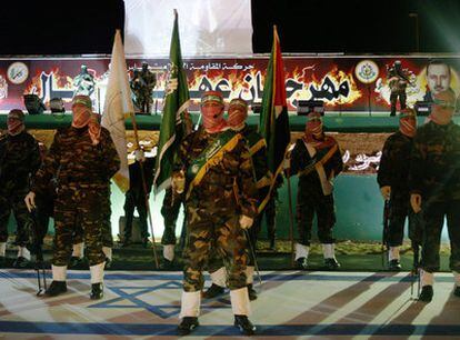 Una formación de milicianos de Hamás rinde homenaje el miércoles en el campo de refugiados de Yabalia (Gaza) a Mahmud al Mabhuh, asesinado en enero en Dubai.