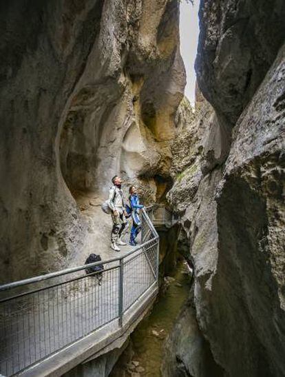 Excursionistas en una pasarela del desfiladero de La Yecla (Burgos).