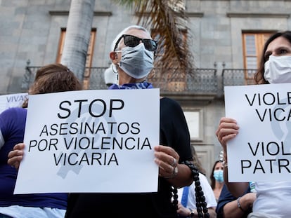 Concentración en la plaza de la Candelaria de Tenerife en repulsa por "todos los feminicidios", el pasado viernes.