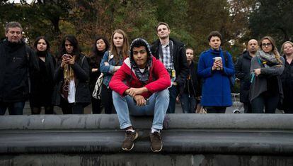 Estudiantes universitarios atienden un debate sobre Donald Trump en Washington el 9 de noviembre.