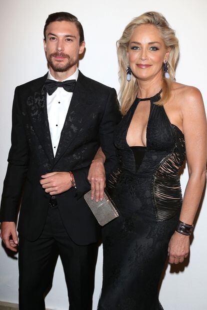 Sharon Stone fue relacionada con el modelo Martin Mica, 13 años menor que ella. Ahora la actriz tiene una nueva pareja: el inversor inmobiliario Angelo Boffa, del que no ha trascendido su edad pero que también aparenta ser más joven que ella.