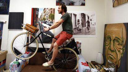Manuel campa, coleccionista de bicicletas.