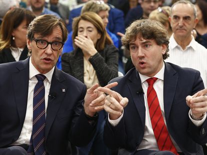 El secretario general del PSE-EE y candidato a la lehendakari, Eneko Andueza, junto al líder del PSC, Salvador Illa en un acto en Barcelona este viernes.